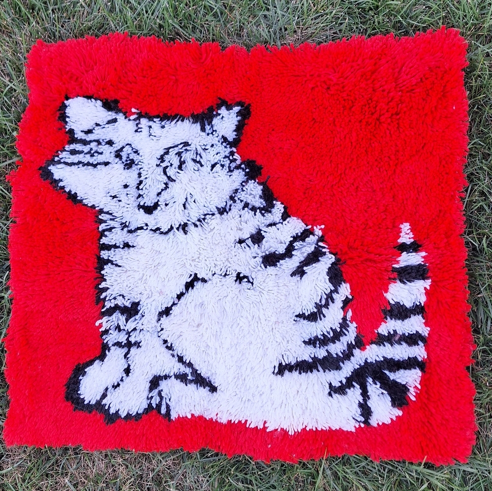 RARE vintage large latch hook cat wall art / rug